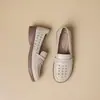 2026 Novo Estilo Mocassins de Couro Macio para Mulheres, Sapatos Mãe com Vazados de Solado Macio, Sapatos Casuais Planos Confortáveis de Calçar