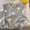 Camiseta de Manga Larga T2026 para Niños con Ojos Entrecerrados, Nuevo Producto de Otoño para Niños y Niñas, Estampado Completo de Estrellas, Camiseta de Manga Larga con Cuello Redondo para Bebé