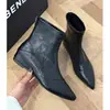 Primer encuentro: Botines versátiles, elegantes y que estilizan la figura para mujer, con un estilo retro británico, diseño cómodo en la punta y perfectos para figuras petite.