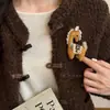 Broche Colgante de Pony Rojo Retro para Mujer 2025 Otoño e Invierno Nueva Decoración para Bufanda Pin de Diseño Único