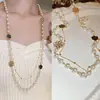 Coleção Estilo Longo de Colares em Camadas de Pérolas Swarovski para Mulheres, Estilo de Luxo Leve, Corrente de Suéter Versátil com Toque de Alto Padrão, Atacado Outono e Inverno