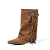Fornecimento transfronteiriço para a Europa e os EUA: Cobre-botas estilo western com design em camadas, apresentando fivelas quadradas de metal e enfeites de franja, botas femininas de cano médio, calçados femininos de comércio exterior