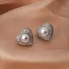 Brincos de Agulha Prateada para Mulheres, Brincos de Pérola em Formato de Coração, Brincos de Nicho com Senso de Design, Luxo Leve, Zircônia de Alta Qualidade, Versátil para Uso Diário