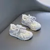 Zapatillas de moda para niñas, modelos primavera y otoño 2026, zapatillas de papá elegantes para niños, zapatillas de entrenamiento alemanas transpirables, zapatillas Forrest Gump para niños medianos y grandes