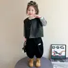 Conjunto de três peças com colete de couro estilo coreano para meninas, nova roupa da moda primavera/outono 2026 para meninas, vestuário infantil estiloso.