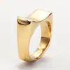 Anillo de acero inoxidable directo de fábrica Europeo y Americano Comercio Exterior personalidad simple superficie curva cuadrado fundición de acero de titanio anillo de mujer