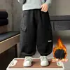 Calças de moletom forradas para meninos, estação outono e inverno, calças cargo grossas infantis, novo estilo 2026, versátil, roupas de inverno para bebê menino, calças com punho