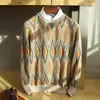 Nueva camiseta interior versátil engrosada 100% lana pura para hombre, suéter de punto con cuello redondo, patrón de diamantes y bloques de color para uso business casual