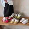 Zapatillas de entrenamiento casuales estilo coreano para niños, zapatillas Forrest Gump, nuevo modelo primavera y otoño 2026, zapatillas rojas con velcro para niños y niñas