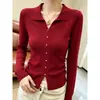 Suéter de manga larga para otoño e invierno con un cuello elegante, un diseño ajustado y una textura tejida, con cierre de botones al frente y adecuado para usar en capas o solo.