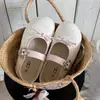 Zapatos Mary Jane florales estilo colegial, nuevos planos retro de suela blanda de otoño 2026 para combinar con faldas, zapatos de ballet para mujer