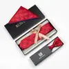 Accesorios para Traje Formal de Negocios para Hombre Set de Tres Piezas Corbata Pajarita Pañuelo de Bolsillo Rojo con Puntos de Polka Atado a Mano En Stock Venta al por Mayor