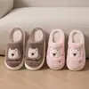 Pantufas de algodão fofas, novos estilos outono/inverno para mulheres, com estampas de desenhos animados, quentes e forradas com fleece para uso interno, com solas antiderrapantes e solados grossos, também disponíveis para homens