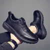 Zapatos atléticos y casuales para hombre, colección otoño 2026, estilo popular con hebilla giratoria, tenis ligeros, zapatillas de correr de cuero para jóvenes