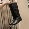 Botas longas de couro bovino macio com sola grossa para mulheres, novo estilo outono e inverno, bico redondo, afunilamento, flat, aumento interno de altura, botas de equitação