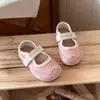 Zapatos de cuero estilo coreano para niñas, modelo nuevo de otoño 2026 de moda, zapatos casuales de corte bajo para niñas pequeñas, zapatillas deportivas de moda al por mayor