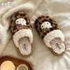 Pantuflas de algodón auténticas de Hello Kitty con lindo estampado de leopardo, cómodas para uso en casa, cálidas y amigables con la piel para otoño e invierno, zapatos peludos para mujer