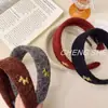 Faixa de Cabelo de Lã Lisa Colorida Estilo Ano Novo com Aba Larga e Etiqueta Dourada Cabeça de Pônei para Mulheres, Sensação de Alto Padrão, Faixa de Cabelo que Não Aperta, Headband, Acessório de Cabelo