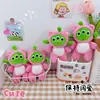 Chaveiro Pingente Urso Morango Monstro de Três Olhos para Carro Pingente de Boneca de Pelúcia Criativa Menino de Três Olhos Brinquedo Pingente de Mochila Escolar