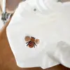 Camiseta de Manga Curta Bordada com Abelha Pequena Transfronteiriça 100% Algodão Masculina e Feminina Estilo Americano Moda Retrô Marca de Moda Top de Verão para Casal