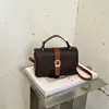 O color-blocking estilo coreano está em alta este ano, com uma bolsa quadrada pequena retrô, de design transfronteiriço 2026 e fashion-forward, texturizada e única, que pode ser usada na transversal, na mão ou no ombro.