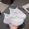Zapatillas Blancas para Niña 2024 Primavera y Otoño Nuevas Malla Transpirable Zapatillas de Correr Niños Medianos y Grandes Suela Suave Zapatos de Papá Modernos