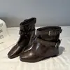 Botas de Moda de Suela Plana Aumento Interno Versátiles Nuevo Estilo Botas para Pantalón Botines Delgadas Temperamento Hebilla Cinturón Retro Otoño 2026 para Mujer