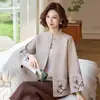 2026 Conjunto de Dos Piezas de Punto para el Otoño/Invierno de Mamá Nuevo Moda Casual Estilo Chino Cárdigan Abrigo Versátil