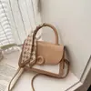 Bolsa color-blocking fresca e estilosa para mulheres 2026 Primavera/Verão Nova Moda para o Trabalho Bolsa Quadrada Pequena Alta Aparência Bolsa de Ombro Único Transversal