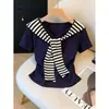 Camiseta Feminina de Verão Estilo Coreano Doce Estilo College com Gola Azul Marinho de Manga Curta e um Elegante Top com Xale Listrado Dois em Um