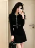 Conjunto elegante e chique de duas peças para mulheres: cardigã de malha de manga comprida e minissaia de cintura alta, projetados para criar uma silhueta esguia e alongada para o uso diário