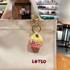 Novo Chaveiro de Copo de Sorvete de Morango com Óleo Fofo Frasco com Areia Movediça Coração de Menina Pingente de Bolsa Pequeno Presente Venda por Atacado