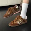 Em Estoque~ Tênis de Treino Alemão Retro de Couro Genuíno com Crina de Cavalo e Estampa de Leopardo para Mulheres Novidade Primavera e Outono 2025 Tênis Casuais Sapatos Forrest Gump