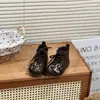 Sapatos Femininos de Couro Estilo Britânico Moderno com Cadarço Versáteis Planos Aumento Interno de Altura Nova Fivela 2026 Sola Grossa Cano Baixo Tira de Couro Retro