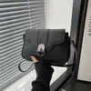 Bolso Casual de Color Sólido 2025 Nuevo Retro de Gran Capacidad con Cierre de Metal Tipo Solapa para Viajes Cruzado al Hombro Debajo de la Axila para Mujer