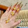 Set de Joyería Étnica Chapado en Oro de Xinjiang Collar con Colgante de Flor de Cuatro Hojas Cepillada Incrustada de Diamantes Joyería de Alta Gama para Mujer