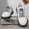 Nuevos zapatos para hombre para primavera y otoño, zapatillas blancas clásicas de moda, cómodos y transpirables, versátiles zapatillas casuales de moda para estudiantes