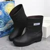 Nuevas botas de lluvia de moda Botas de lluvia cálidas de media pantorrilla para mujer zapatos de agua antideslizantes zapatos de goma para trabajar botas de agua acolchadas de algodón para adultos cubrezapatos