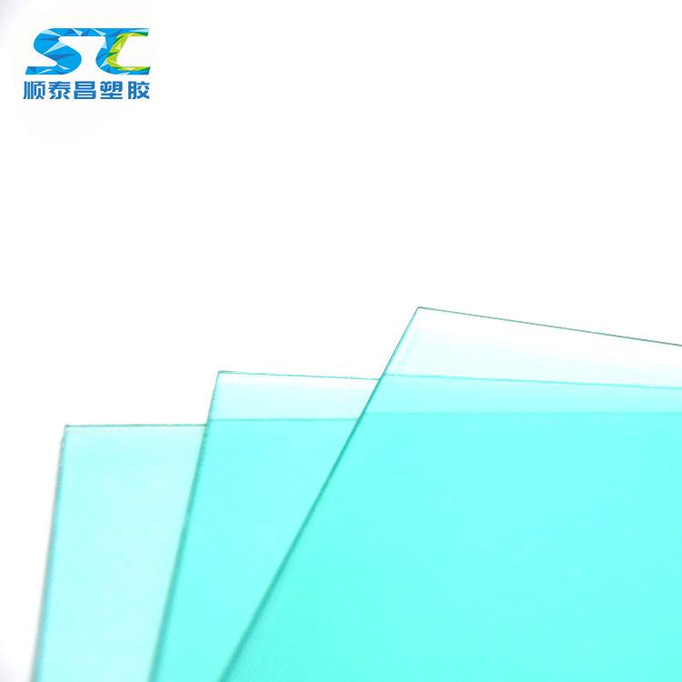 PC胶片，是以塑胶PC料制作的塑料薄片，无胶水。胶片具有良好的透光性、电气绝缘性、可加工性，可广泛用于手机、相机、电脑等数码产品配件，高端数码面板、开关按键、印刷、吸塑折盒、绝缘片等。