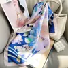 Bufanda Floral de Acuarela Atmosférica de Alta Gama JM, Bufanda de Seda con Estampado de Flores Degradadas, Adecuada para el Uso Diario y Ambientes con Aire Acondicionado