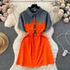Roupa estilo coreano combinando senso de design duas peças falsas Camisa jeans manga curta costura cintura com cordão vestido curto justo que rejuvenesce mulheres