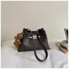 Bolsa Kelly de nicho de luxo leve para mulheres, novo estilo 2026, bolsa versátil de ombro e transversal para trabalho e deslocamento, bolsa de alta qualidade para axila
