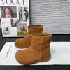 Botas de Neve Novas de Inverno 2025 com Solado Grosso de Cano Médio para Mulheres, Forradas com Lã e Espessadas para Aquecimento, Sapatos de Algodão Integrados com Pele de Ovelha e Lã para Mulheres