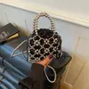 Nova bolsa de mão estilosa para meninas, com um design único trançado, uma pequena bolsa de ombro e uma bolsa transversal com corrente de pérolas personalizada