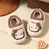 Novos sapatos de algodão infantis estilo 2026, quentes para outono e inverno de meninas, com pelúcia do gato KT de desenho animado, antiderrapantes, para uso interno, disponíveis nos tamanhos médio e grande