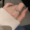 Anel Dourado com Zircônia Estilo Ins Minimalista Versátil para o Dia a Dia Personalidade Única Joia de Luxo Leve para o Trabalho