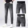 Jeans cropped para hombre 2026 primavera/verano nuevos corte slim ajustado elásticos versátiles business casual pantalones de 9 puntos