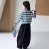 Conjunto de Menina Primavera e Outono 2026 Novo Casual Menina Estilo Coreano Crianças Médias e Grandes Cardigã de Tricô Listrado Calça Casual Tendência