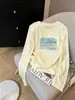 Estilo nuevo 2026, corte regular, algodón con diseño de copo de nieve, cuello redondo, manga larga, camiseta para mujer, moderna y versátil, capa interior blanca, estilo fino de otoño