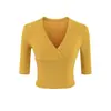 Camiseta corta ajustada de manga corta con cuello en V cruzado picante + falda ajustada de cintura alta, conjunto puro y seductor para mujer
